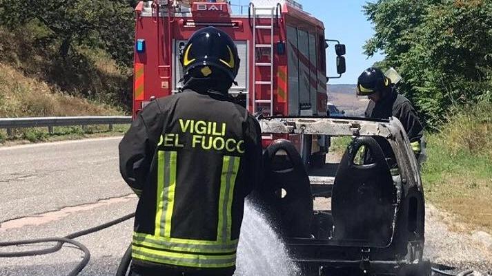Auto in fiamme durante la corsa