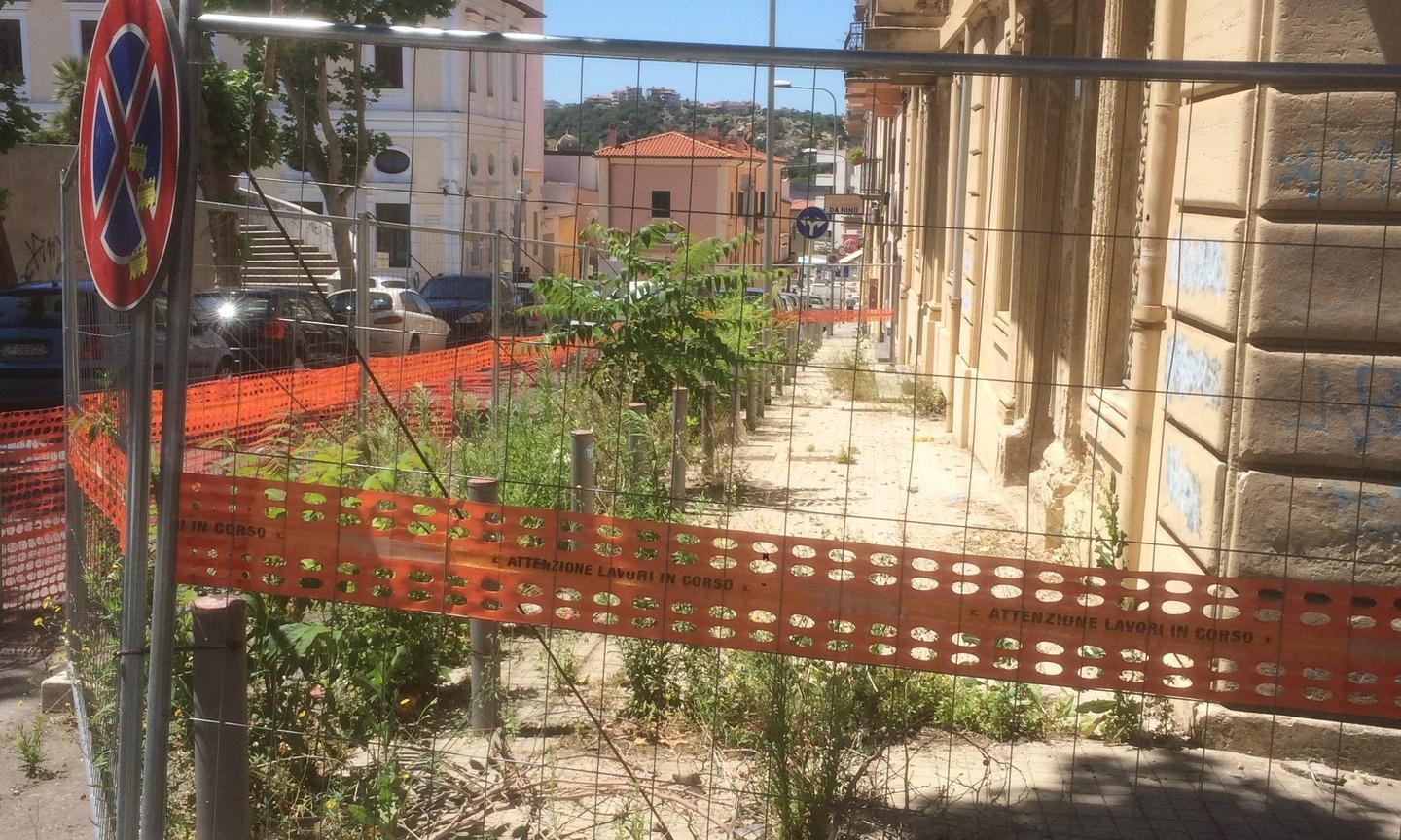 Le erbacce avanzano in pieno centro