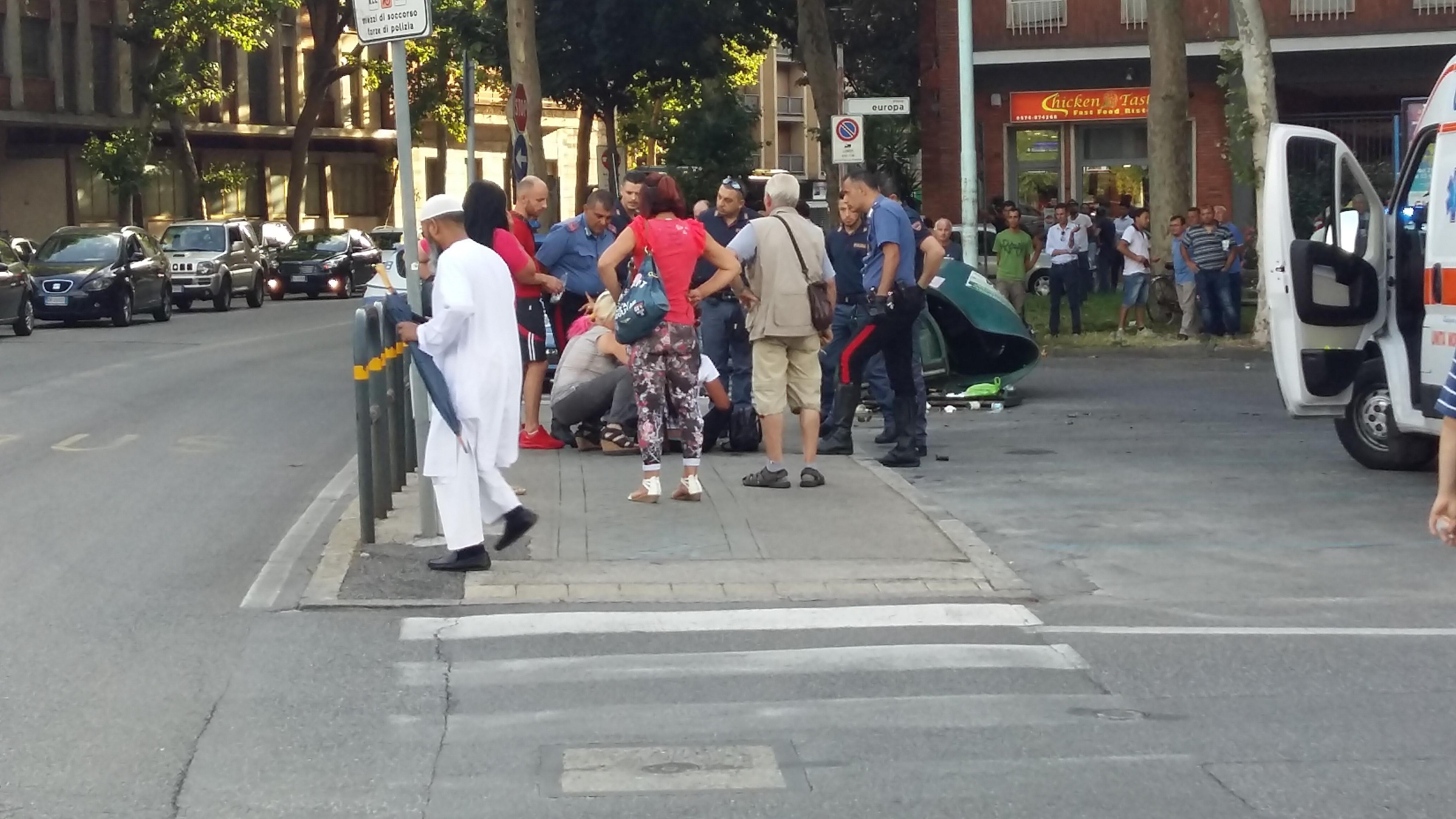 Il momento dei soccorsi al romeno ferito in piazza Europa