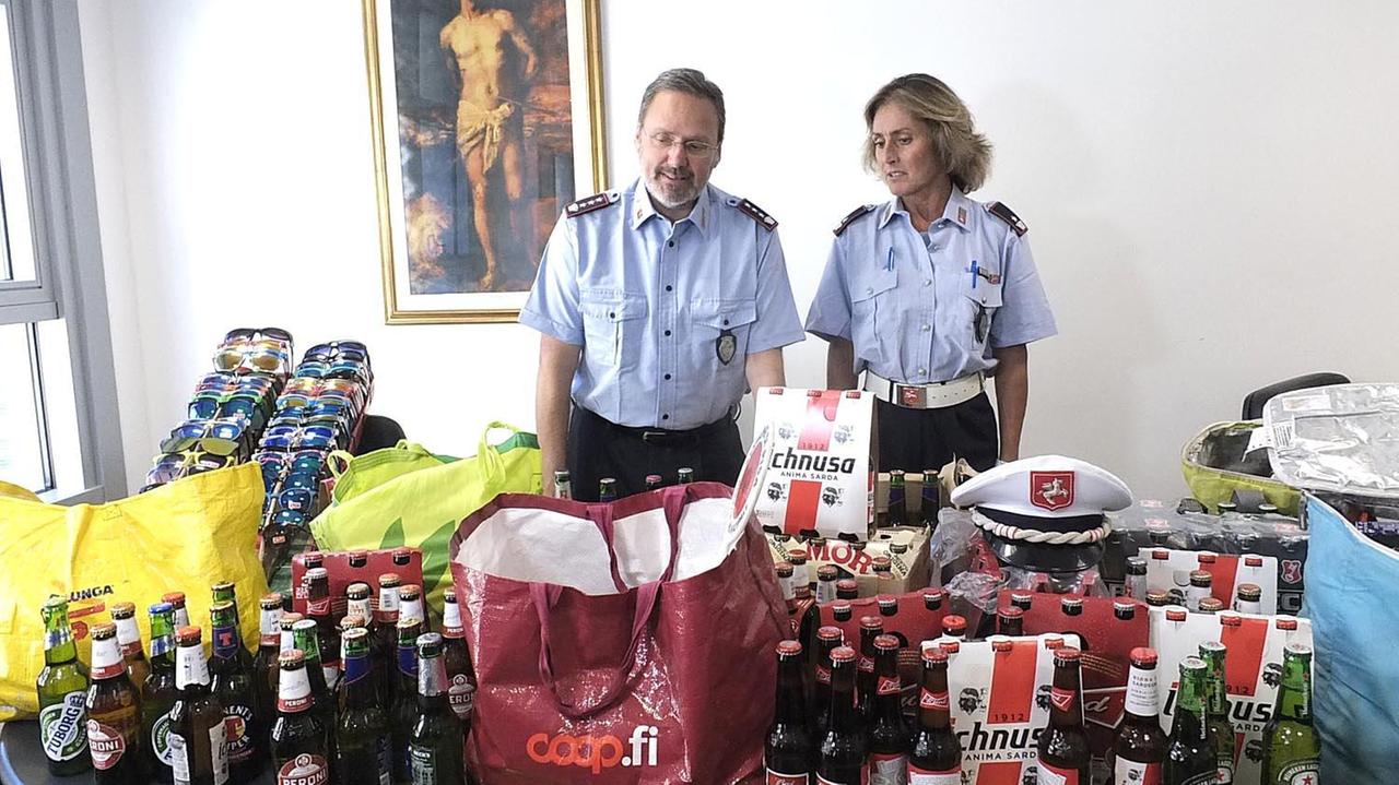Il comandante della polizia municipale di Pisa, Michele Stefanelli, e la vicecomandante Tiziana Lenzi con la merce sequestrata