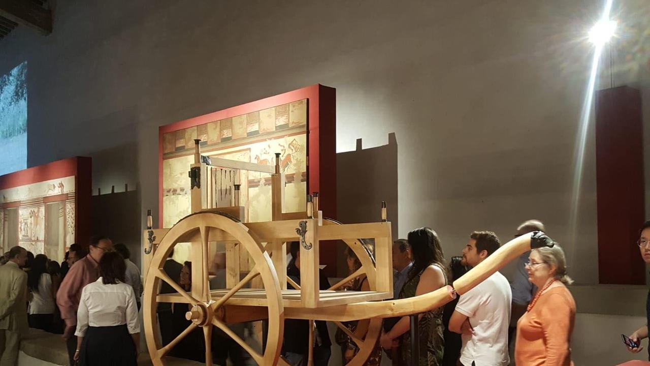 Il calesse etrusco da Baratti tra i pezzi di maggior interesse della mostra "A cavallo del tempo" a Firenze