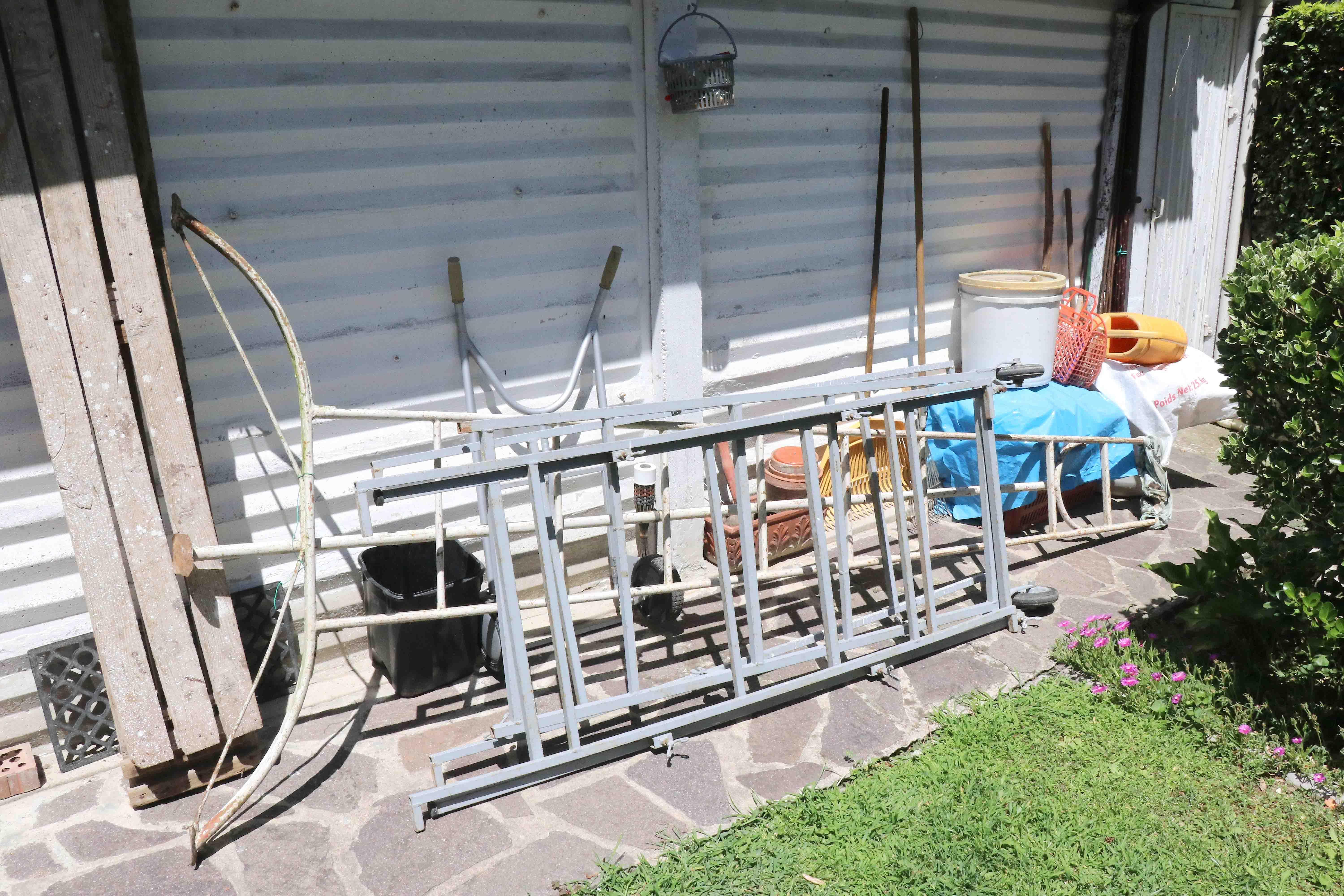 Cade dalla scala mentre cura il giardino, è grave al Maggiore 