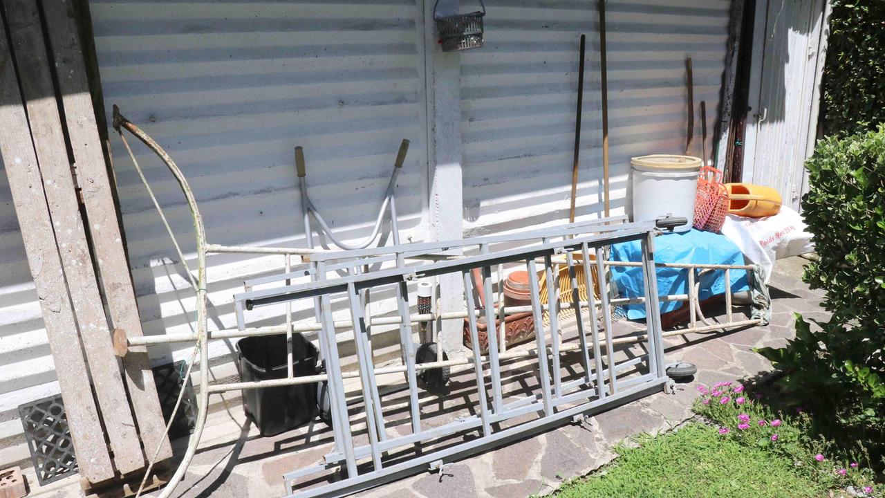 Cade dalla scala mentre cura il giardino, è grave al Maggiore