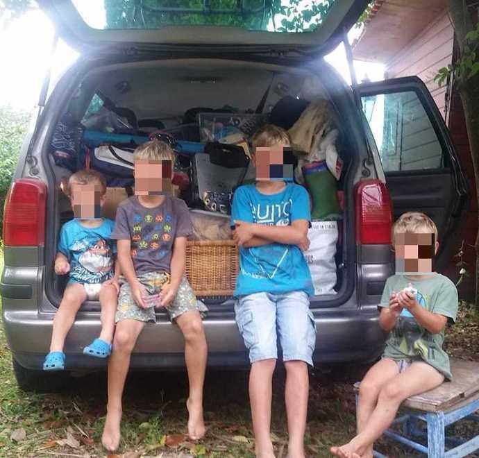 Si ritrova fuori casa con quattro figli piccoli 