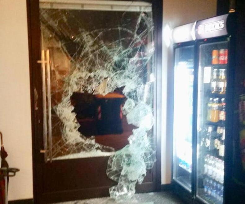 Rubano nella trattoria sfondando la vetrina con una grossa ascia 