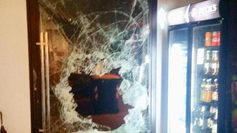 Rubano nella trattoria sfondando la vetrina con una grossa ascia