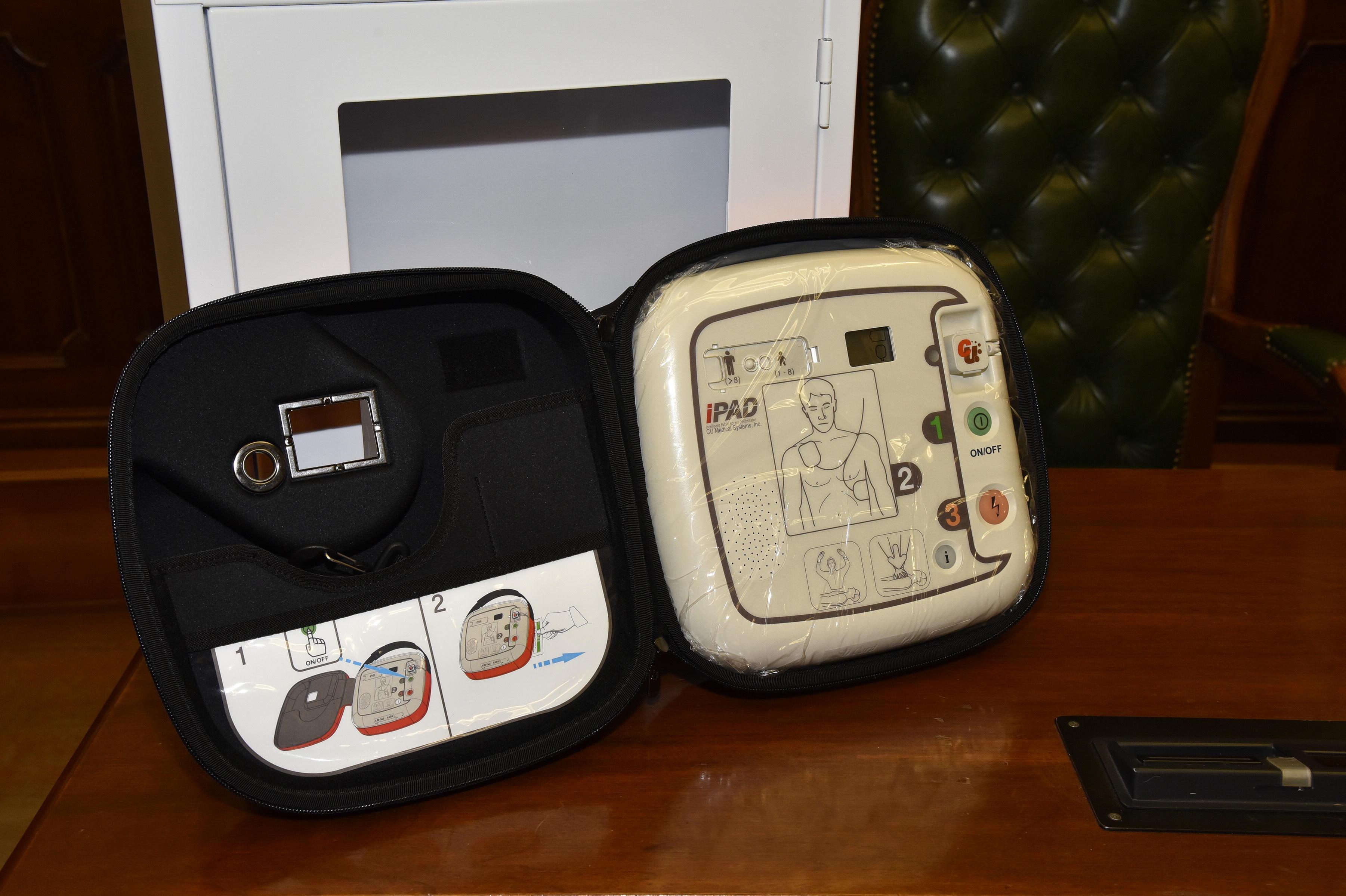 Fu salvato dall’infarto, la famiglia dona un defibrillatore 
