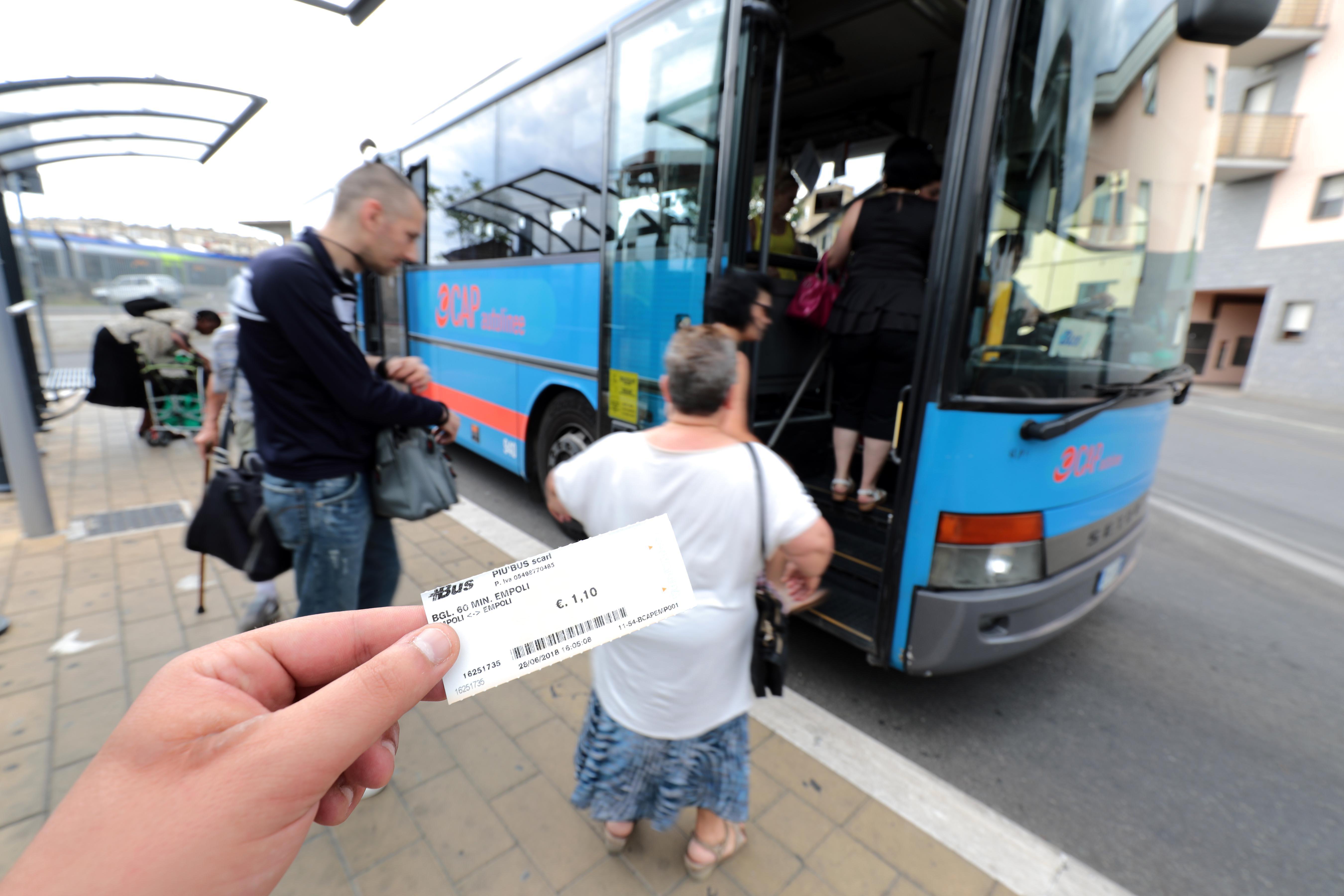 Biglietti del bus, scattano i rincari e le proteste
