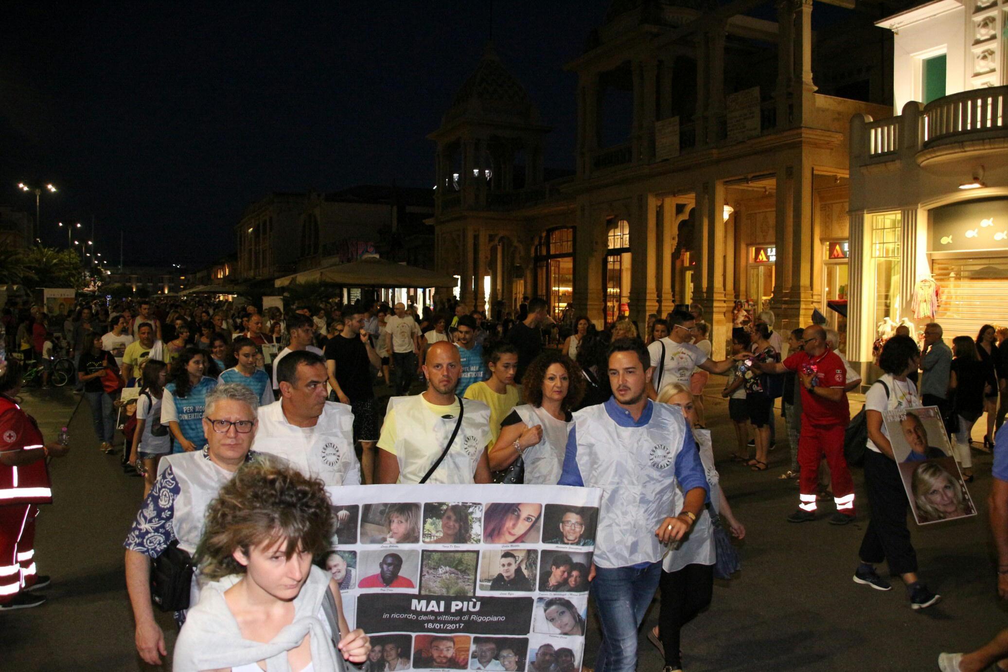 Strage di Viareggio nove anni dopo, migliaia di persone sfilano per la città