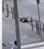 Preso a calci e pugni in piazza Europa video choc riprende la scena dall’alto 