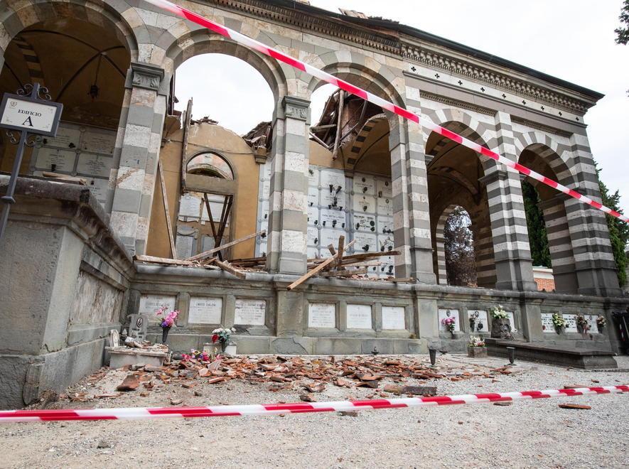 Crolla il tetto delle logge al cimitero urbano