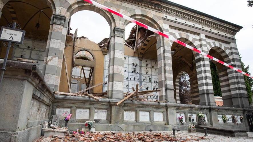 Crolla il tetto delle logge al cimitero urbano