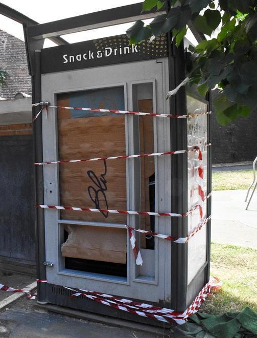 Frugano negli zaini e scassinano le porte