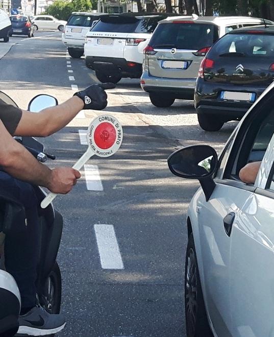 Agenti in borghese in moto controllano e multano chi guida mentre telefona