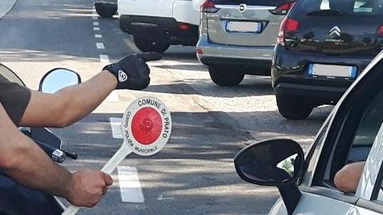Agenti in borghese in moto controllano e multano chi guida mentre telefona