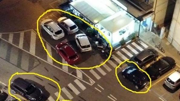Sosta selvaggia in via Dante Parcheggi anche in terza fila