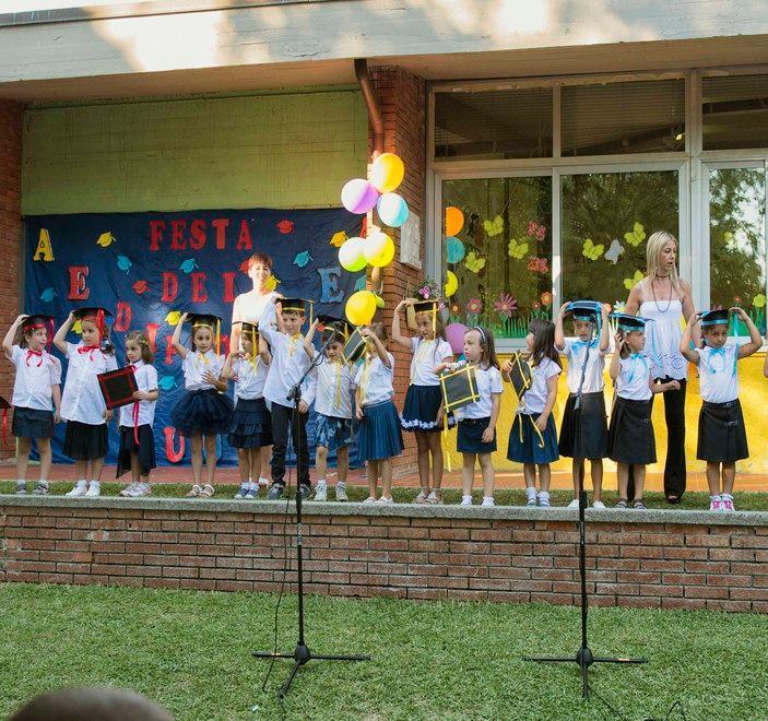 Festa per i bambini diplomati palloncini, musica e balli