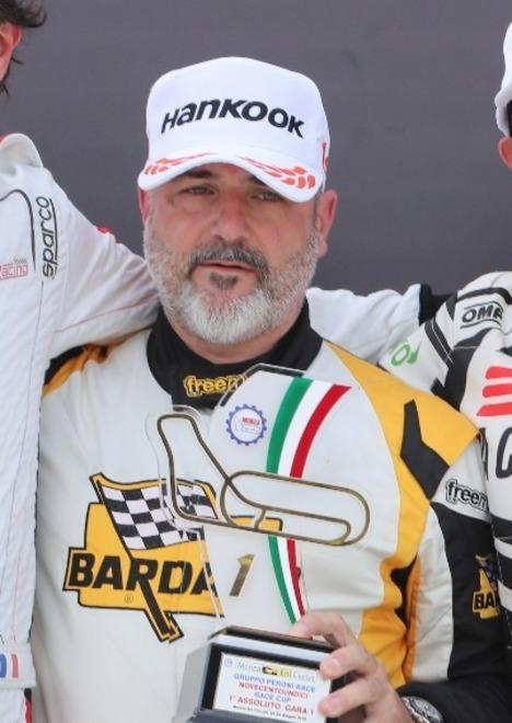 Riccardo De Bellis al comando tra le Porsche 