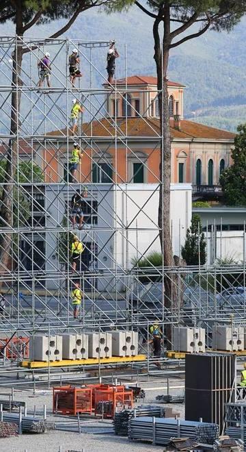 Il montaggio del super palco