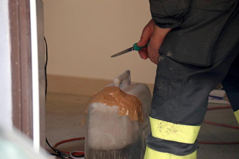 Fumo, detriti e la strada chiusa per ore 