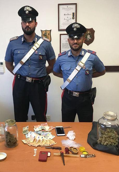 Invita i carabinieri a casa dove ha droga: arrestato