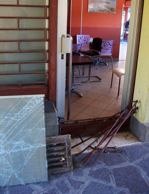 I vicini urlano ai ladri e chiamano il 112 la banda deve fuggire 