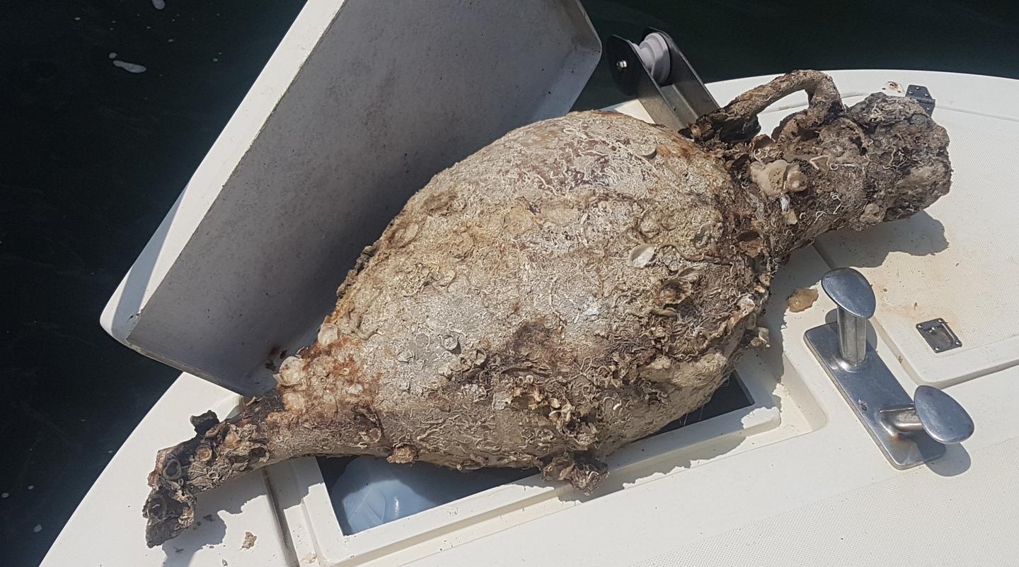 Bosa, un’antica anfora impigliata tra le reti 