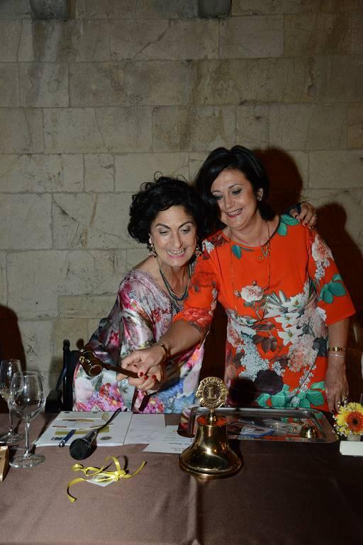 Passaggio della campana fra Rita Pieri ed Elisabetta Cioni
