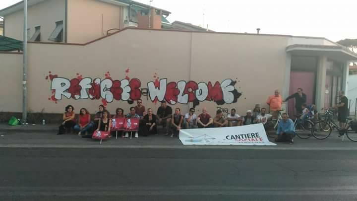 Un murale colorato in risposta alle scritte razziste