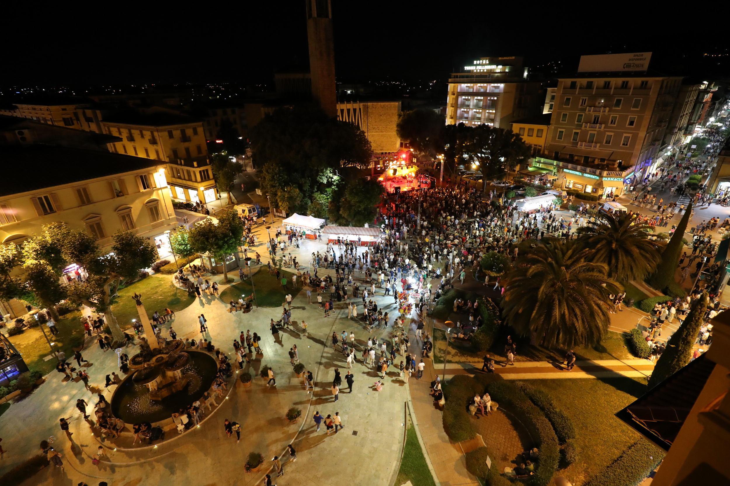 Un'immagine dall'alto della gente in ventro venerdì notte per la festa di compleanno di Montecatini (Foto Nucci)
