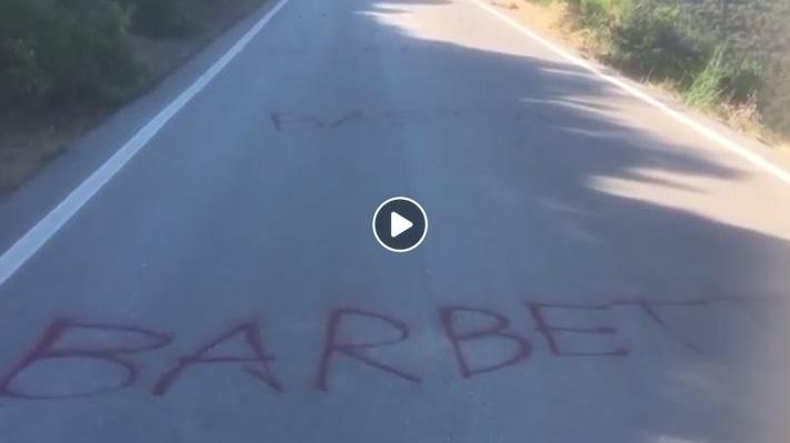 Il video che ritrae la scritta sulla strada