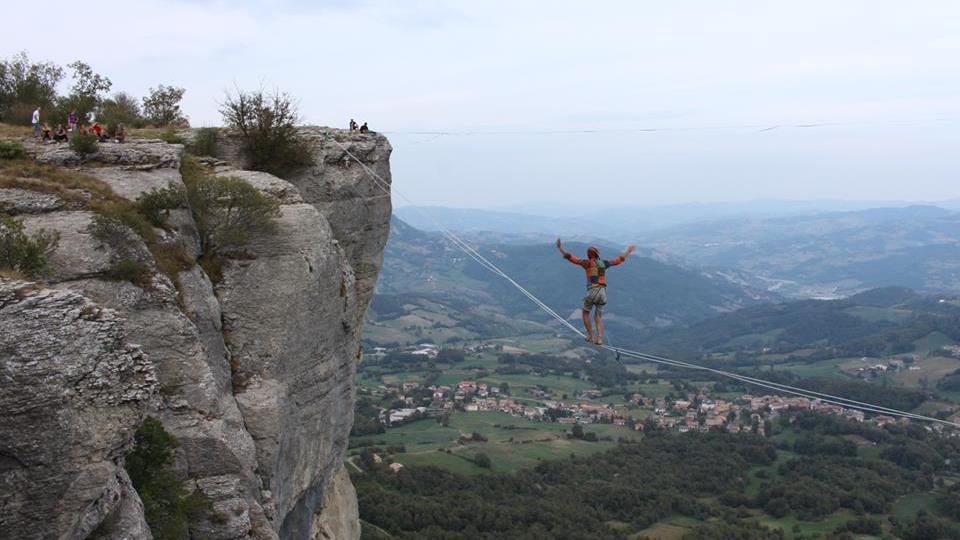 Cade dalla fune tesa fra le montagne, muore a 28 anni dopo un volo di 150 metri