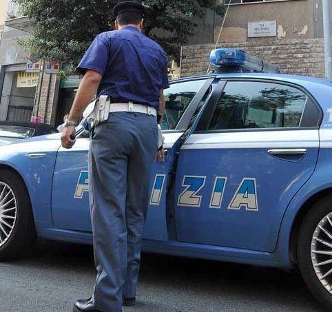 Una volante della polizia di Stato (foto d'archivio)