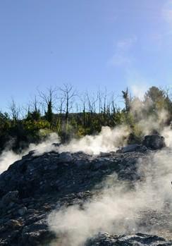 Nella “Valle del diavolo” la proiezione in loop sulle torri refrigeranti 