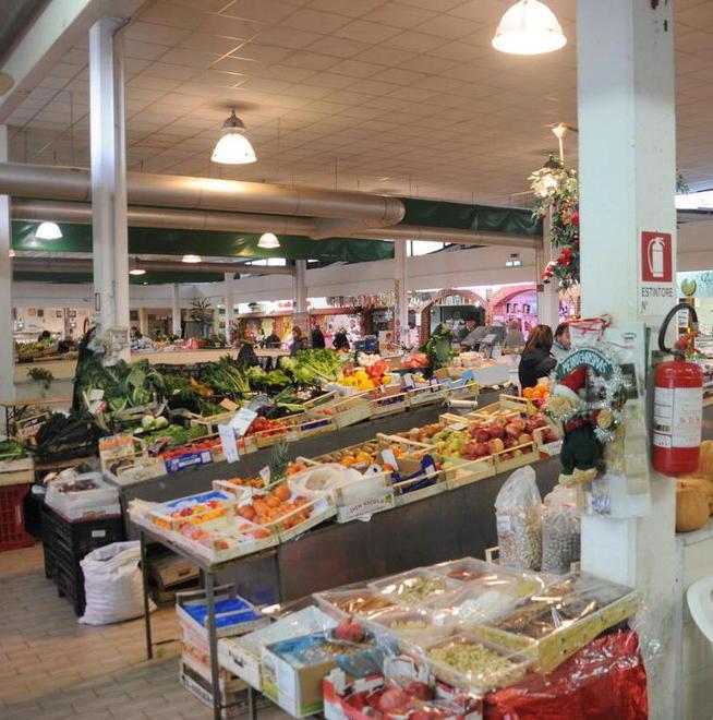 Posti vuoti al mercato «Servono iniziative per adulti e bambini»