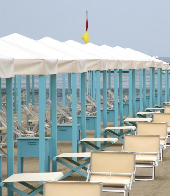 La mamma è in spiaggia: bambina si allontana, la ritrova la volante 