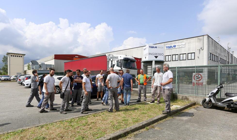 Papergroup, gli esuberi passano da 38 a 24 ma resta la spada di Damocle del tribunale 