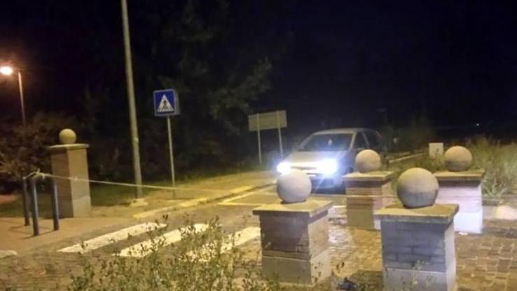 Corda tesa sulla strada, il sindaco: «Fatto grave»