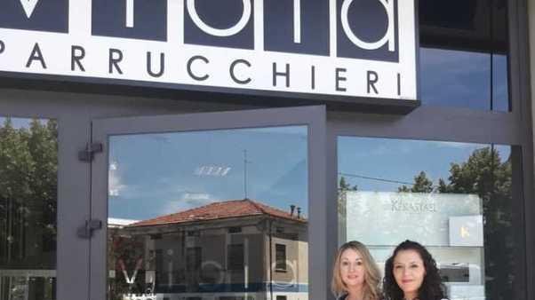 Parrucchiere derubate di tutto «Ci sono rimasti solo gli arredi»
