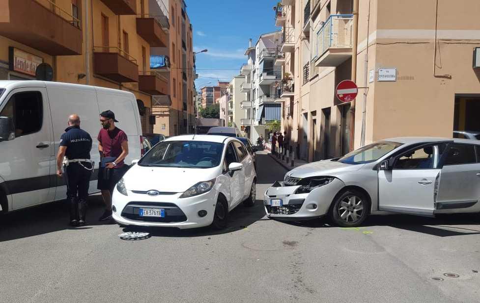 Scontro tra auto all’incrocio, tre feriti 