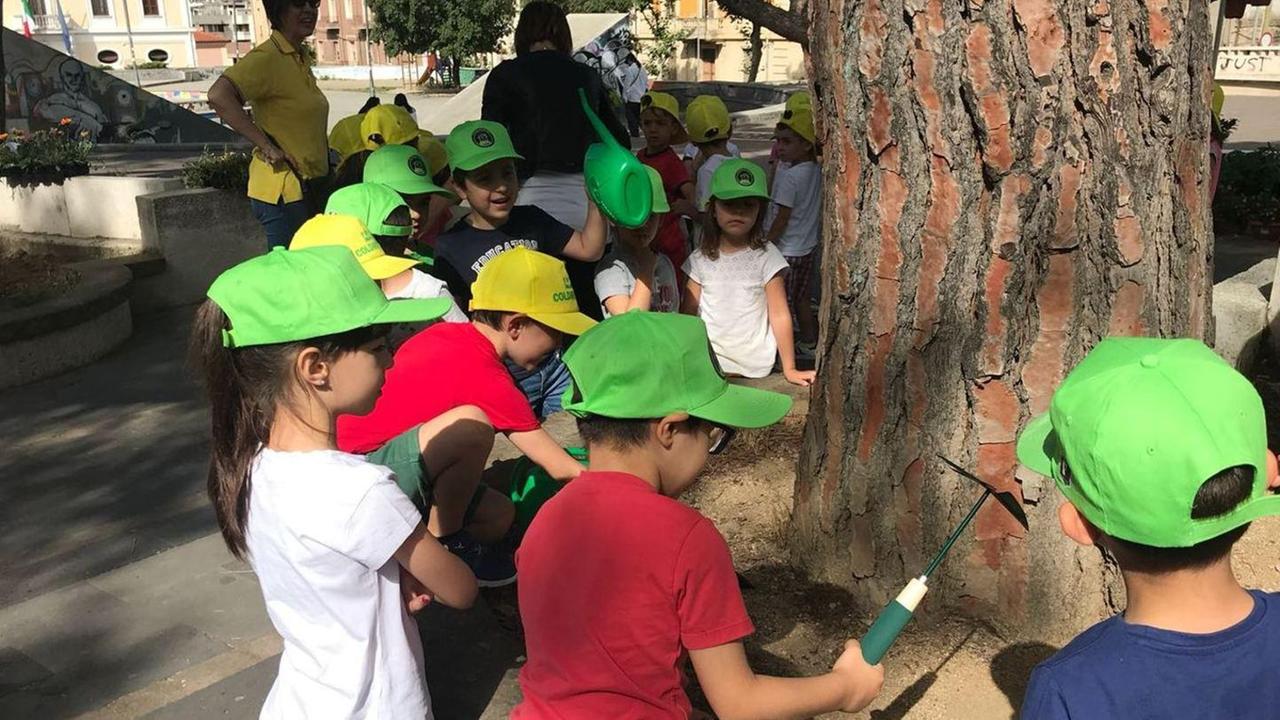 Decine di bimbi al lavoro per rendere più verde la città