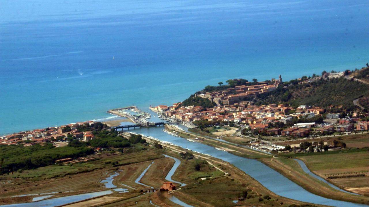 Una veduta aerea di Castiglione della Pescaia (foto Enzo Russo)