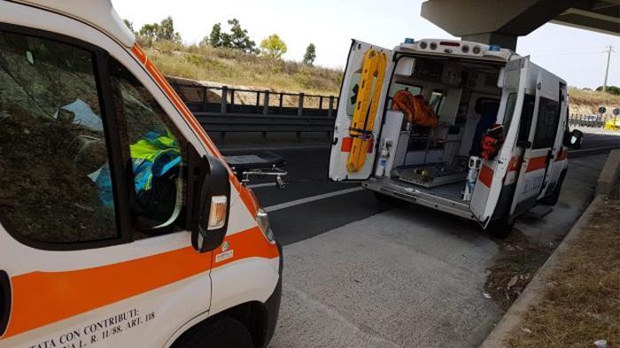 Ambulanza in panne con una paziente in codice rosso, corsa contro il tempo a Muravera