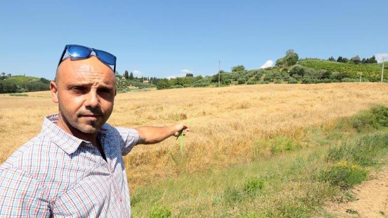 Johnny D'Ercole che mostra i terreni danneggiati (foto agenzia Sestini)