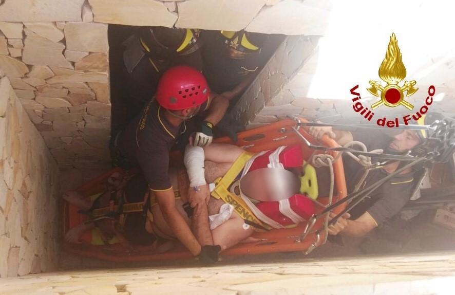 Precipita in un cavedio condominiale, soccorso dai vigili del fuoco