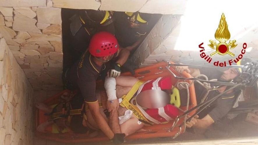 Precipita in un cavedio condominiale, soccorso dai vigili del fuoco
