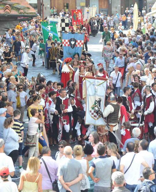 Tavoli in strada durante i corteggi il sindaco “salva” dieci locali 