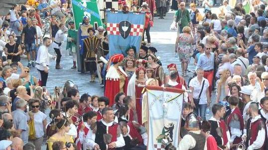 Tavoli in strada durante i corteggi il sindaco “salva” dieci locali