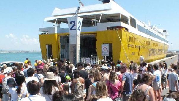 Esodo per l’Elba, città ancora prigioniera Code e proteste nonostante la task force