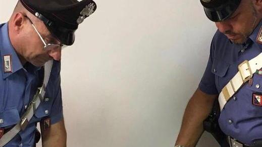 Un chilo di hashish nascosto in un paio di scarpe: arrestato